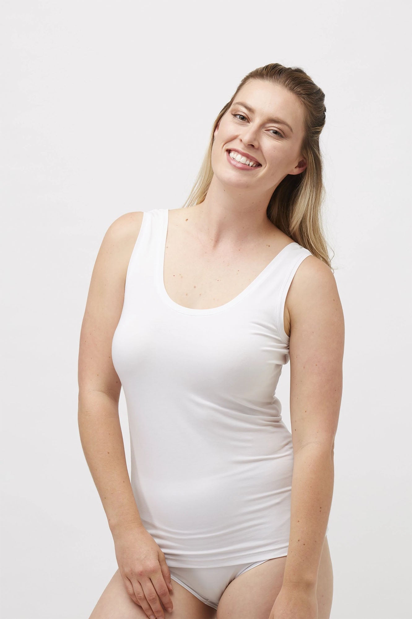 Woman wearing white Tani Scoop Tank 79246