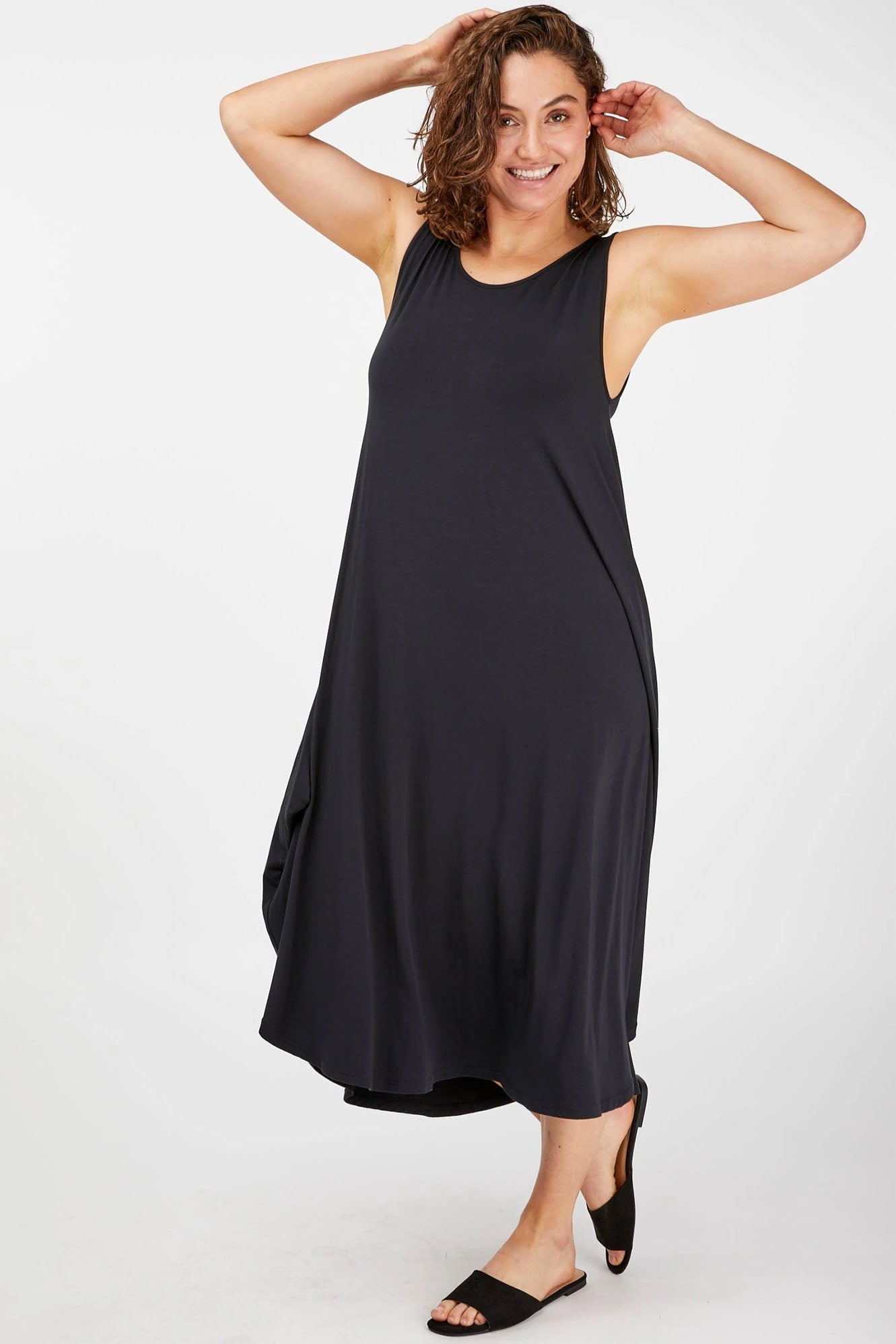 Woman wearing black Tani Sleeveless Tri Dress 79432