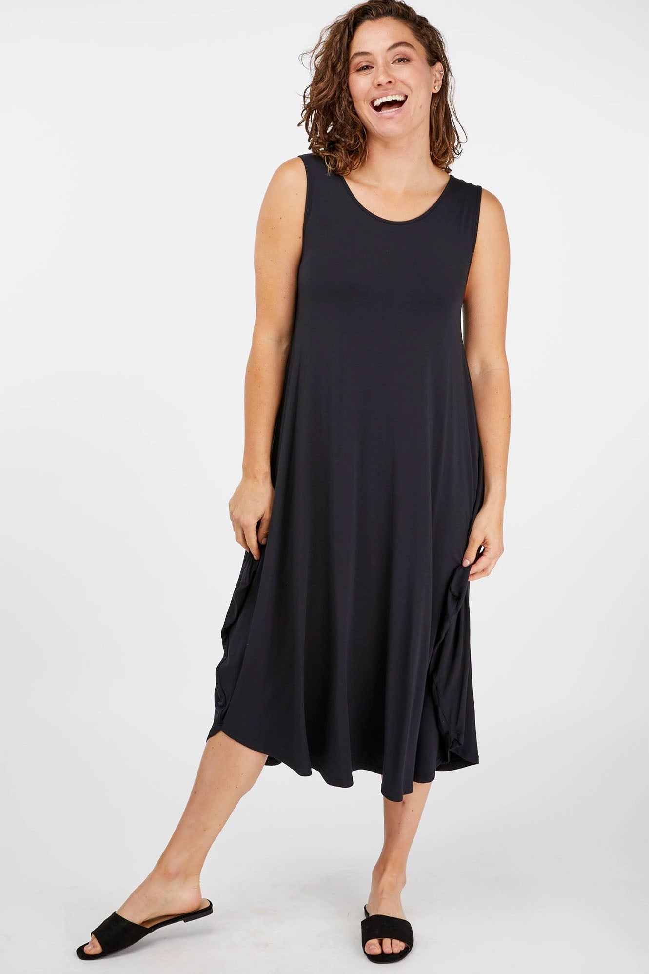 Woman wearing black Tani Sleeveless Tri Dress 79432
