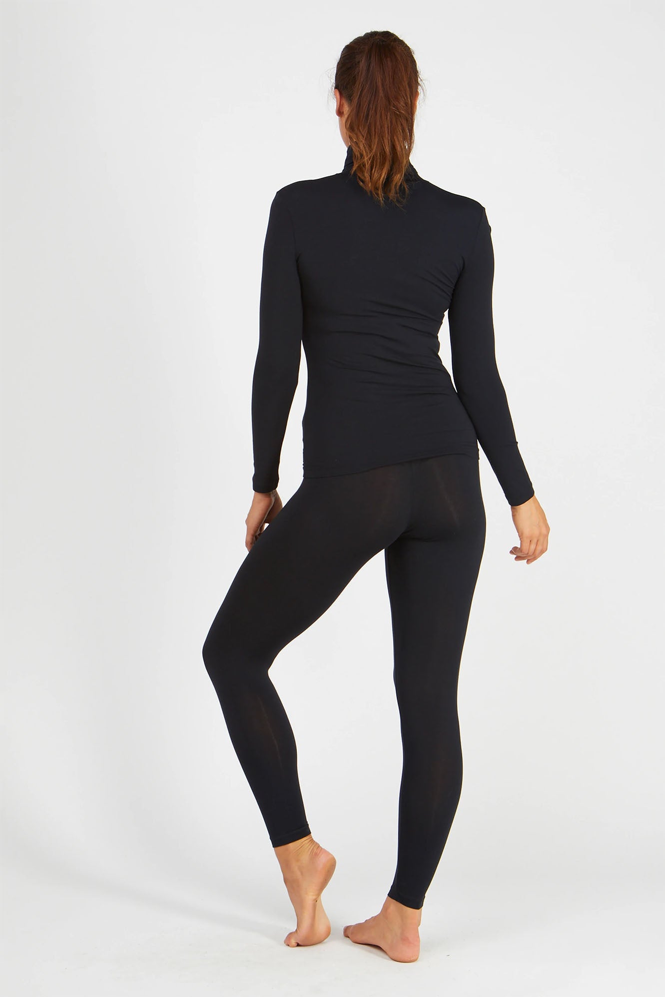 Woman wearing Tani 89118 leggings in black