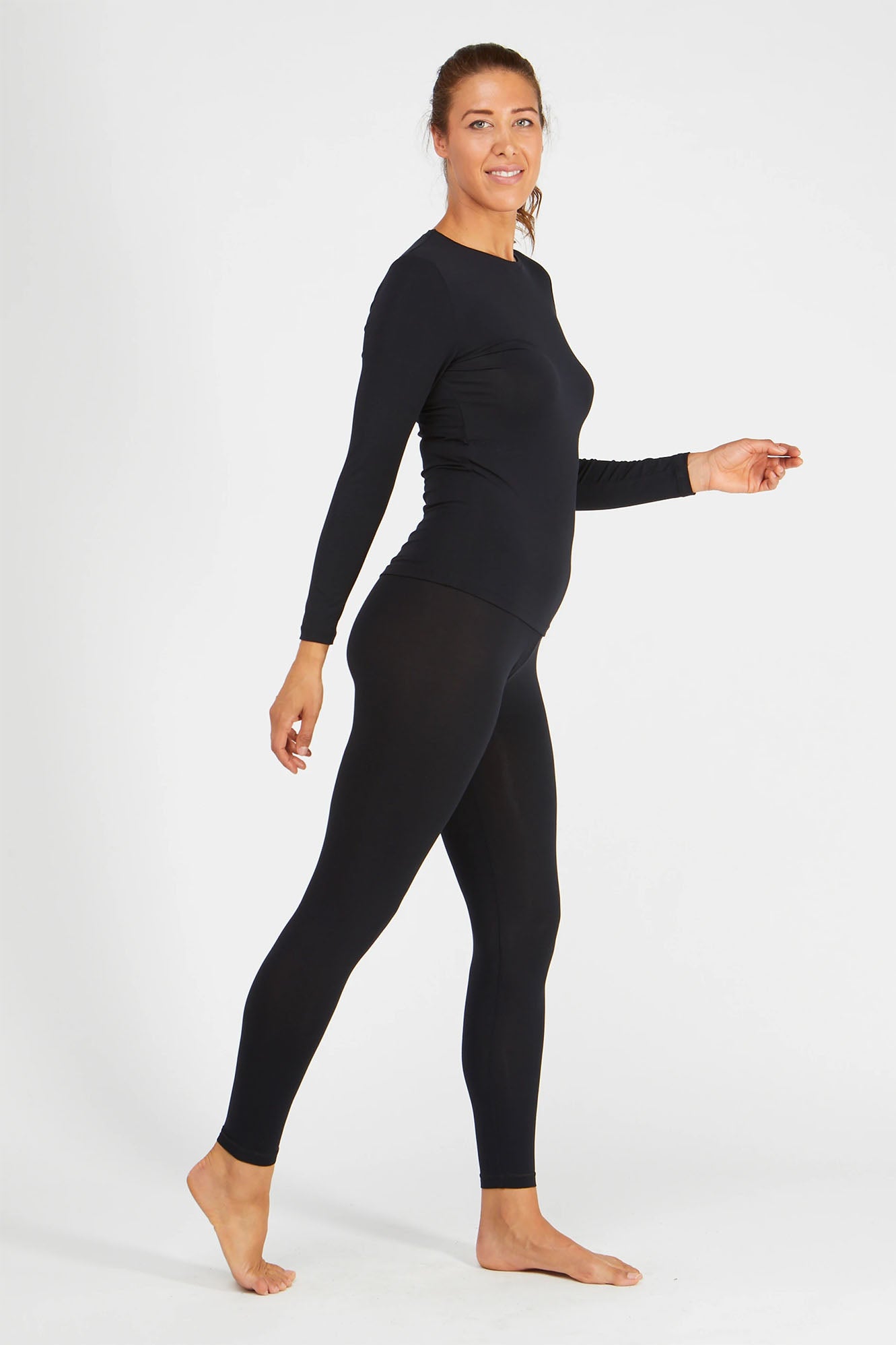 Woman wearing Tani 89118 leggings in black
