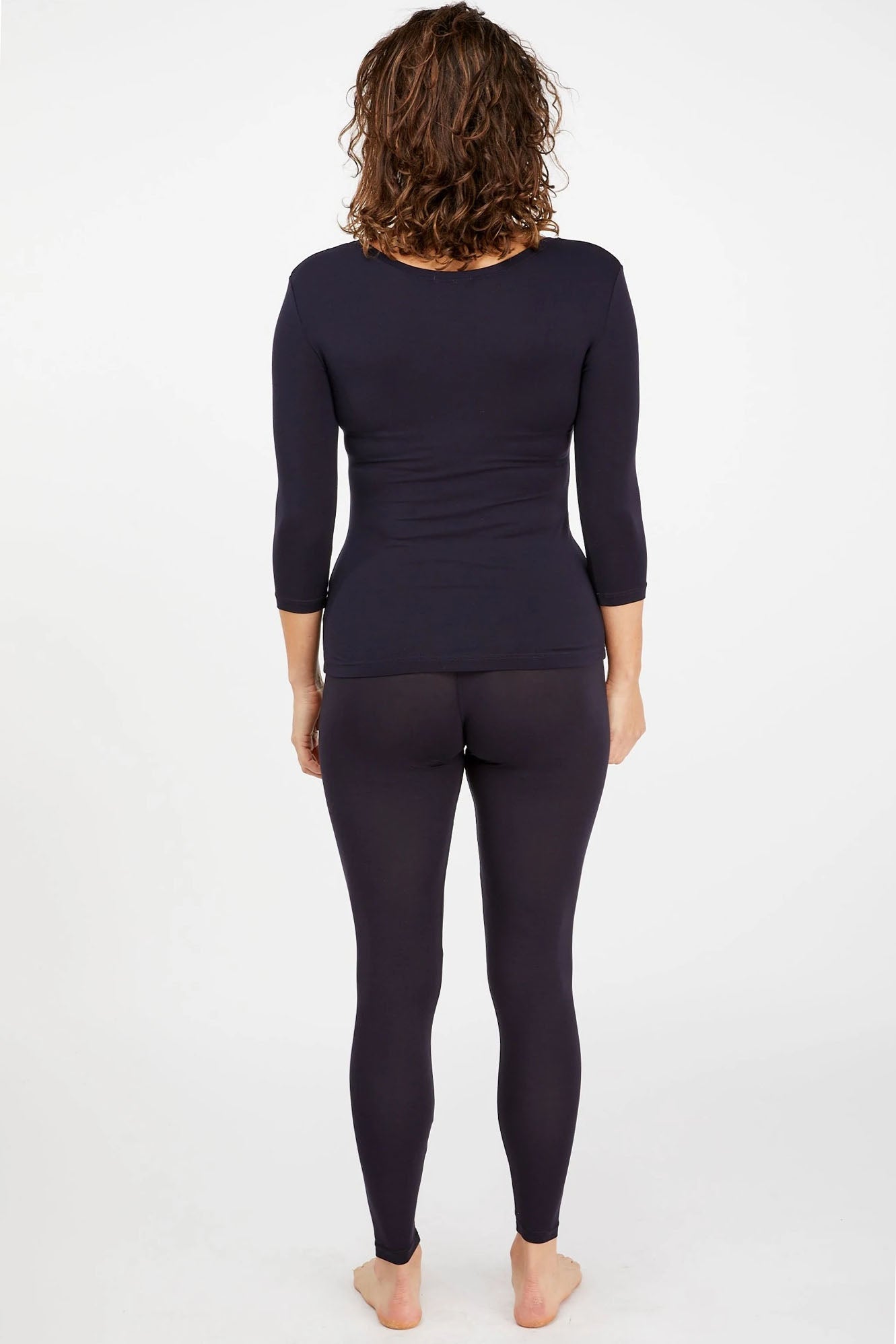 Woman wearing Tani 89118 leggings in french navy