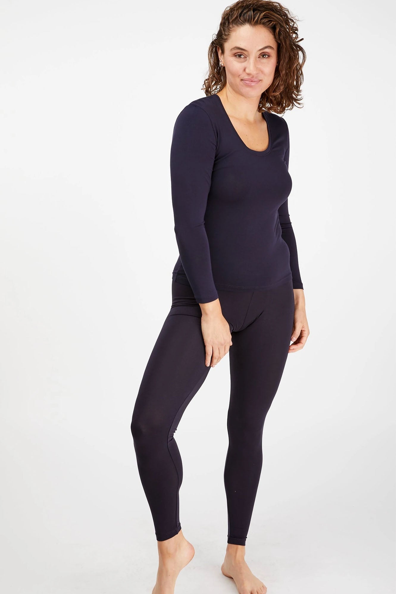Woman wearing Tani 89118 leggings in french navy