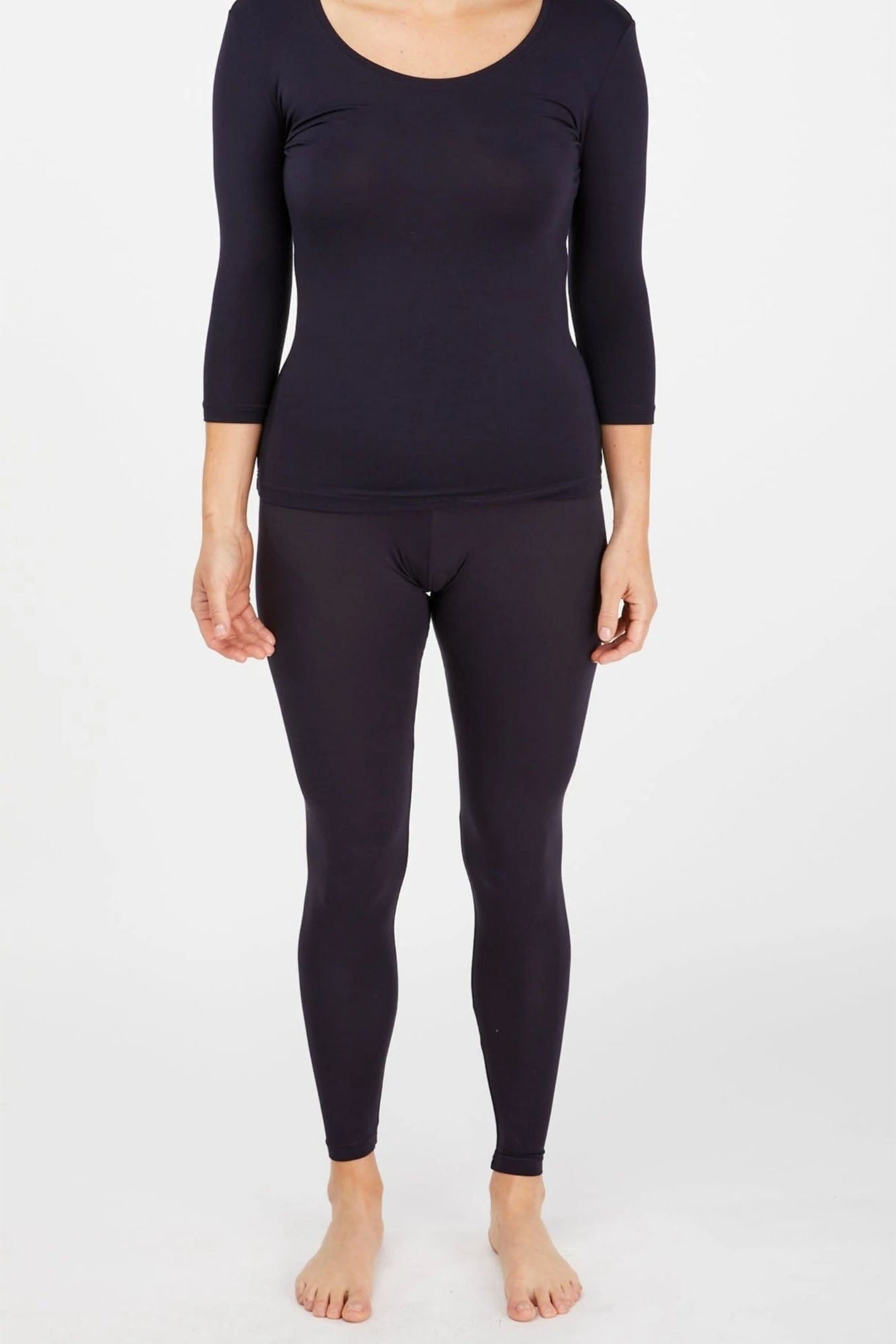 Woman wearing Tani 89118 leggings in french navy