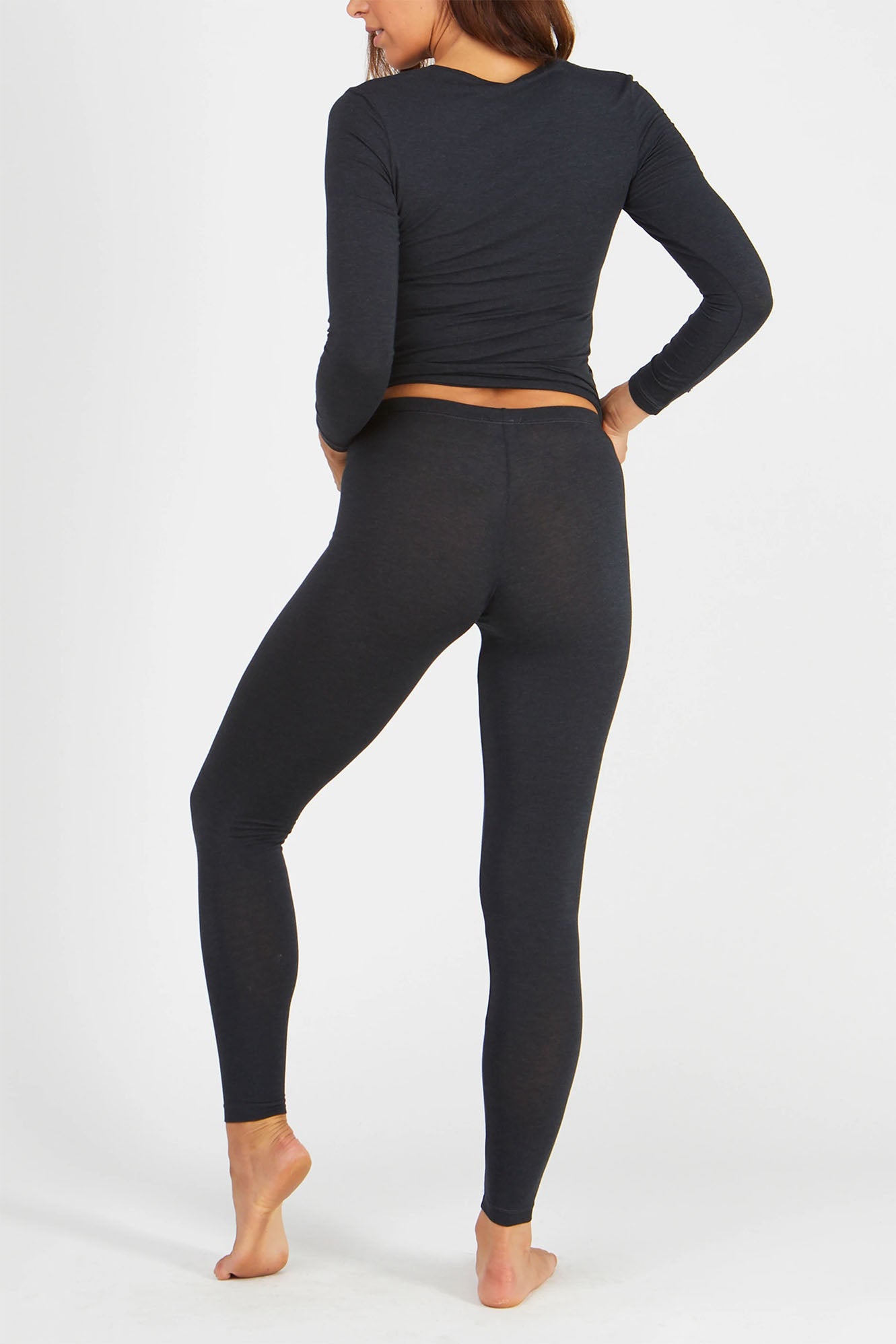 Woman wearing Tani 89118 leggings in graphite