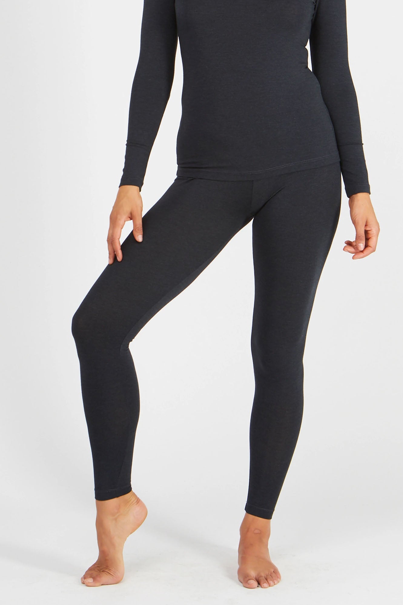Woman wearing Tani 89118 leggings in graphite