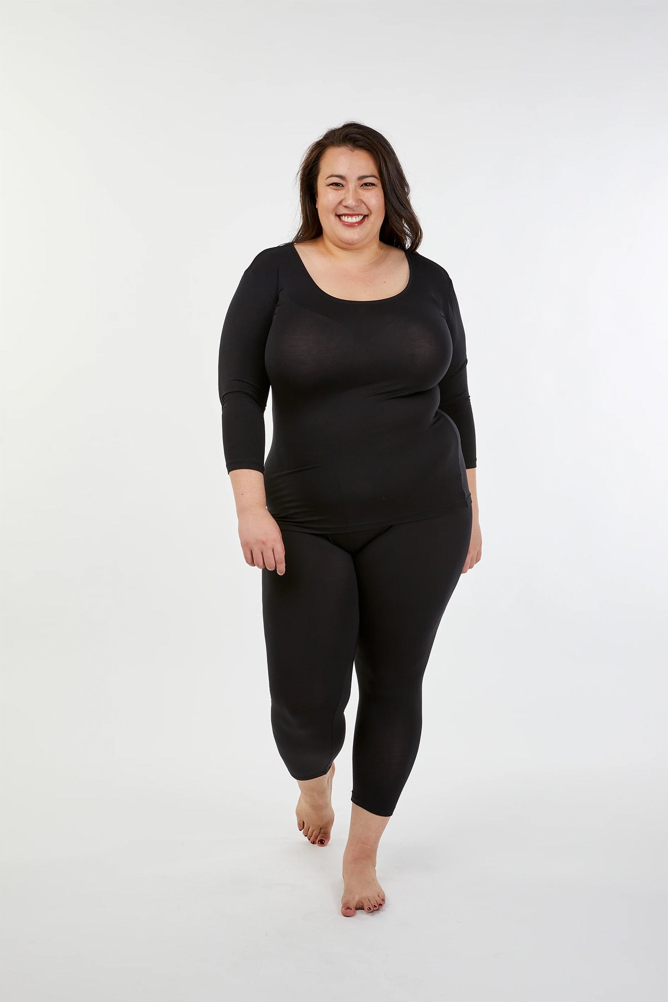 Larger woman wearing black Tani 89226 Leggings
