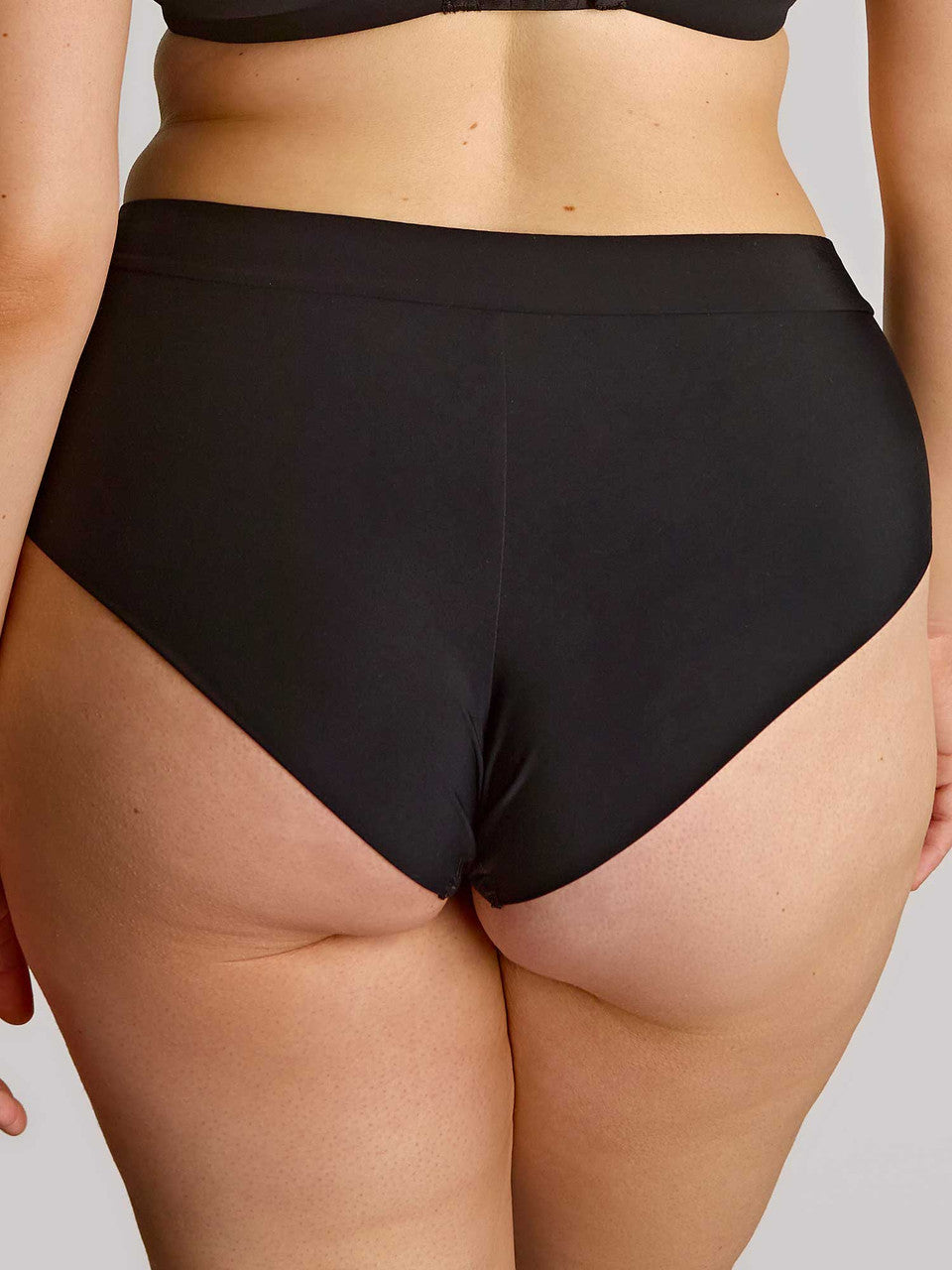 Black body deep brief high-waisted seamless briefs made of smooth stretchy fabric for comfortable everyday wear