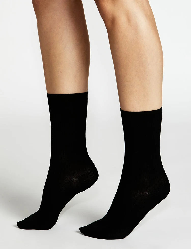 Black giorgia rib crew socks made of smooth solid fabric in crew length for everyday wear