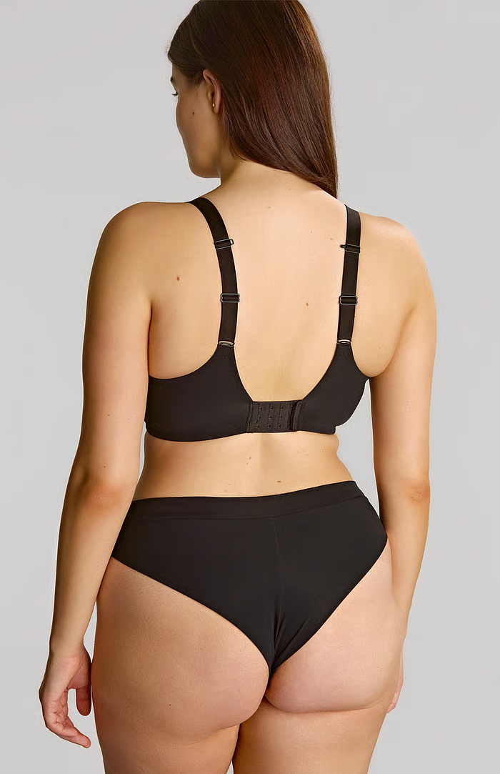 Black seamless muse plunge bra and matching briefs set made of smooth fabric for comfortable everyday wear