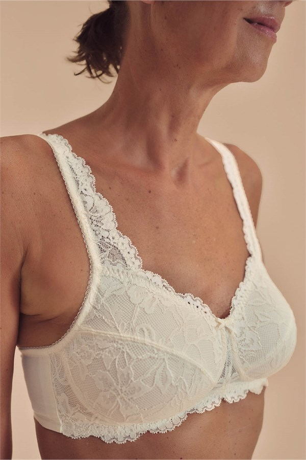 Floria Wire-Free Bra in white lace with floral patterns and scalloped edges