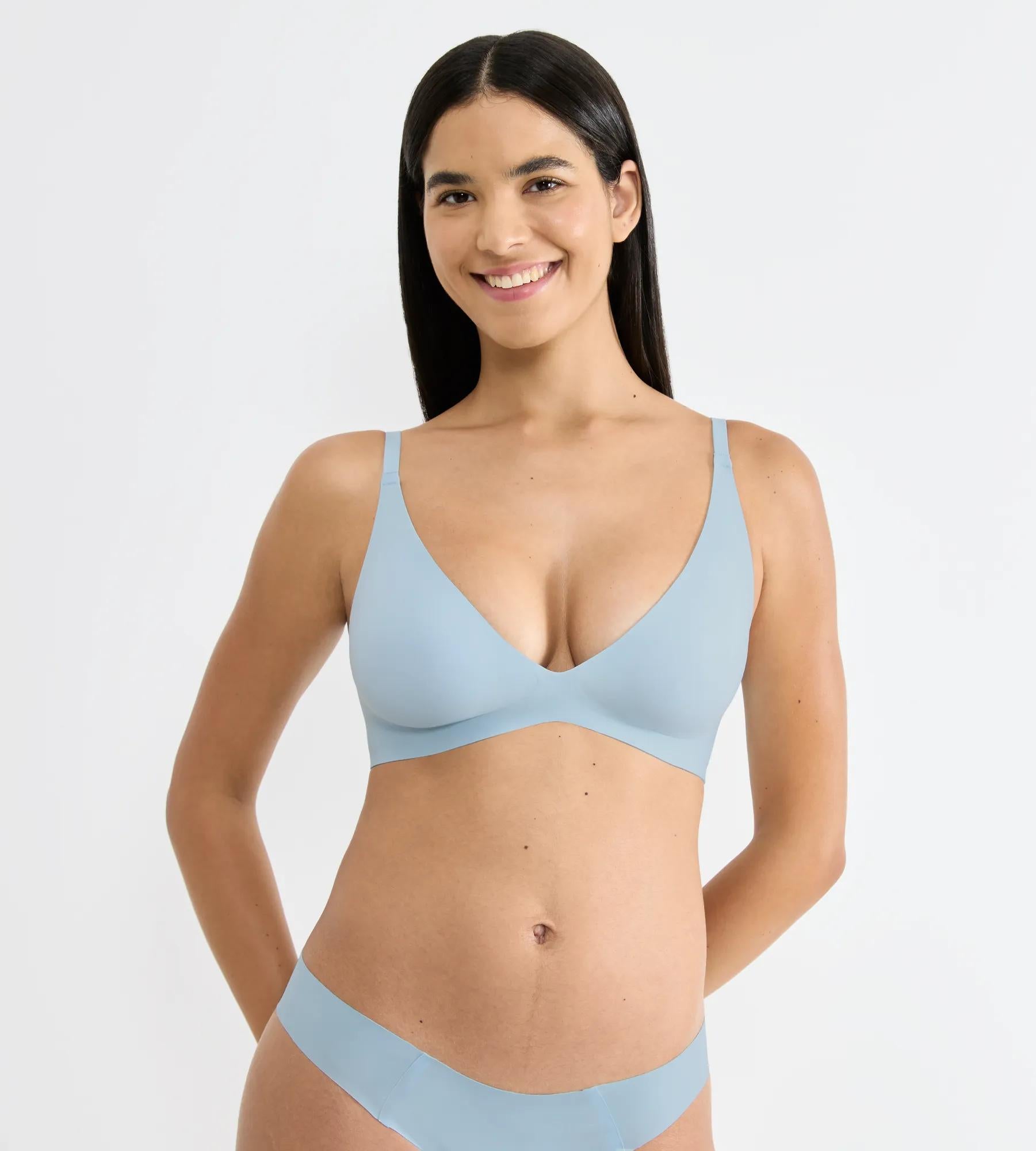 Light blue seamless up bra and matching underwear set made of soft fabric for comfortable everyday wear