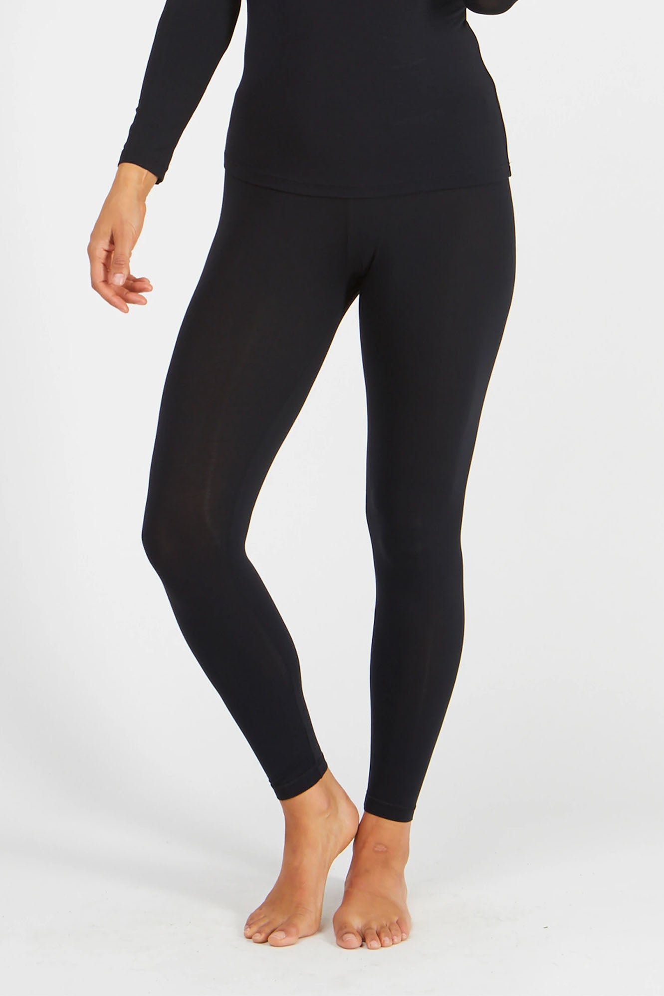 Woman wearing Tani 89118 leggings in black