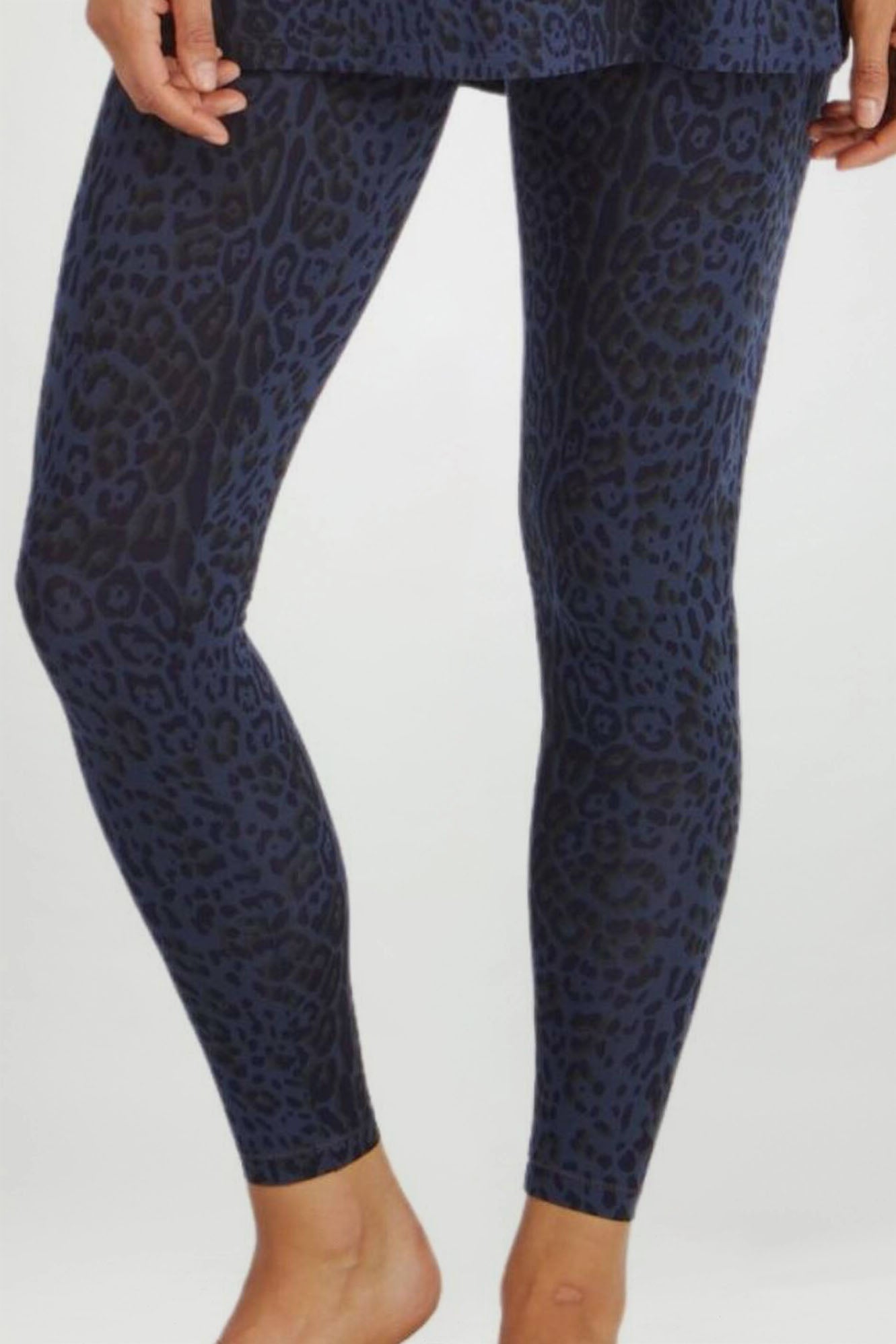 Woman wearing Tani 89118 leggings in wild indigo print