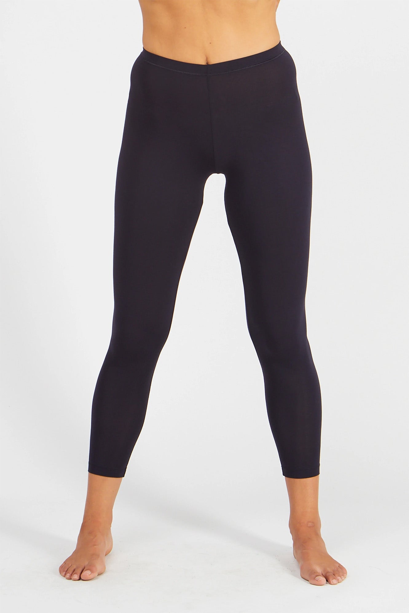 Woman wearing french navy Tani 89226 Leggings