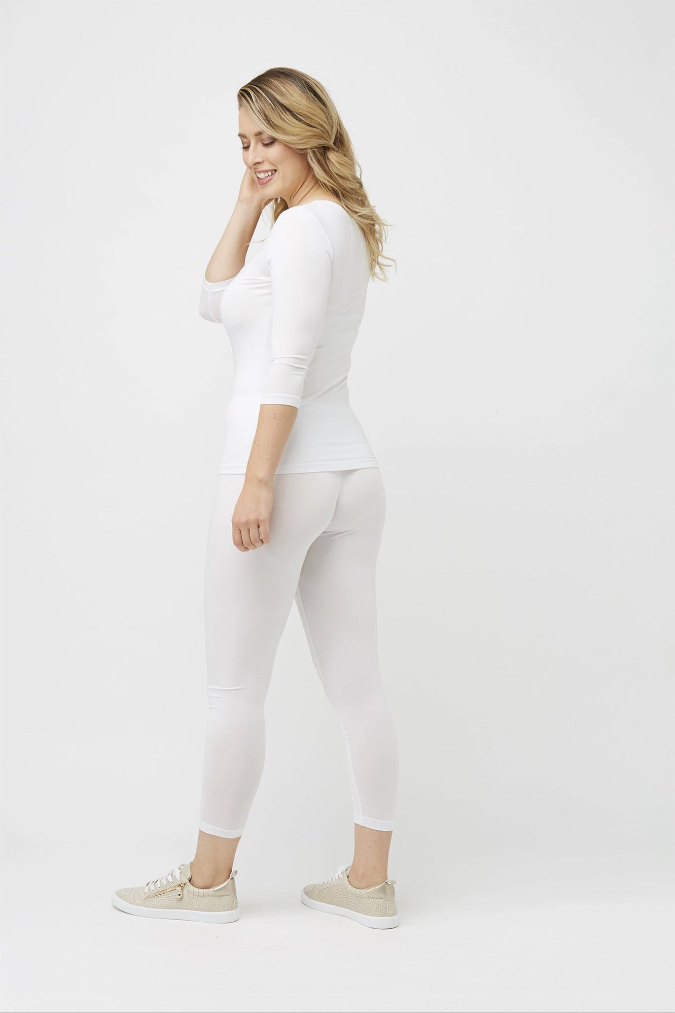 Woman wearing white Tani 89226 Leggings back view