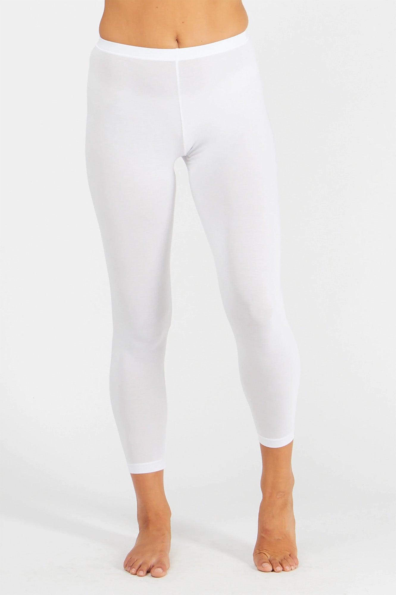 Woman wearing white Tani 89226 Leggings