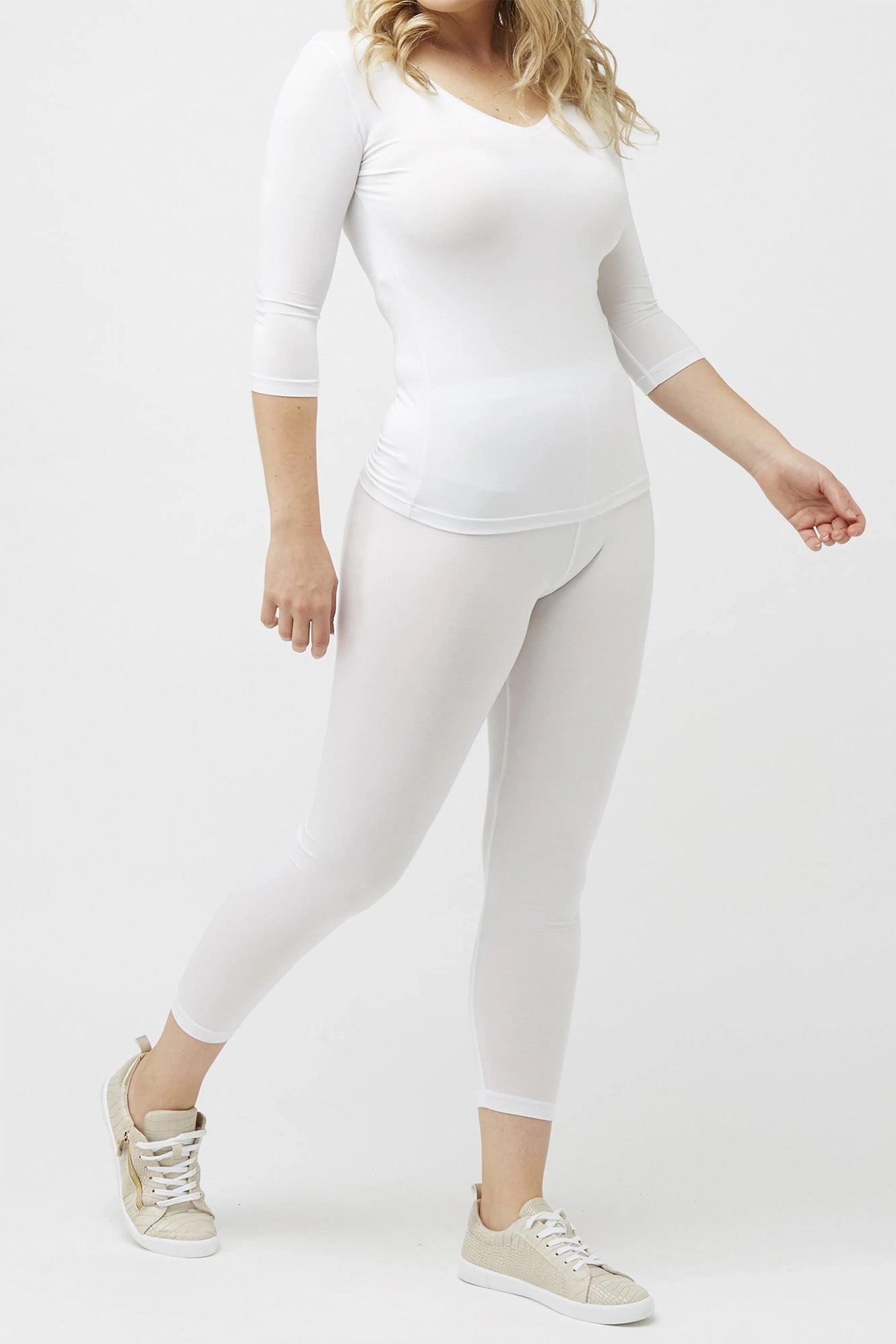 Woman wearing white Tani 89226 Leggings side view