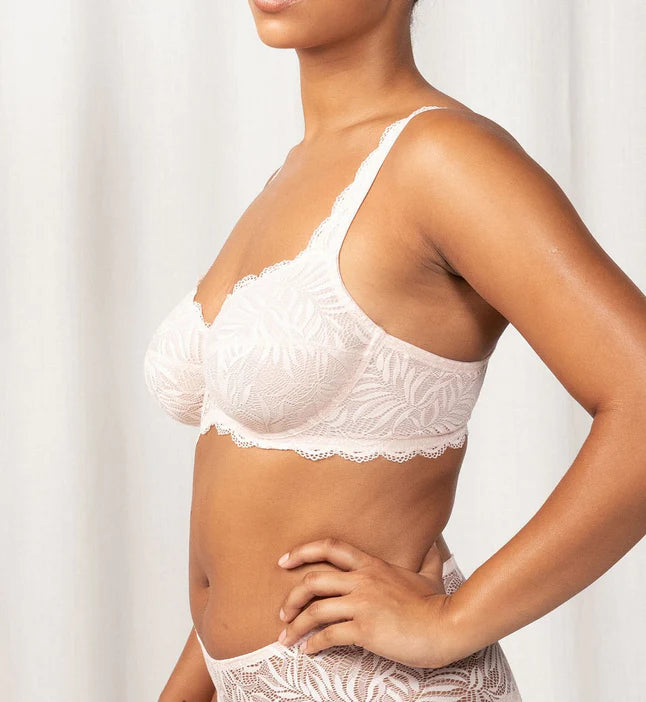 Triumph - Our Lace Spotlight bra is always a treat! With its ultra-soft,  decorative lace and lightly padded cups, making it the perfect pick for the  weekend.